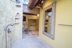 Superior Villa | Bathroom shower