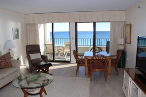 Televisión, chimenea y reproductor de DVD 