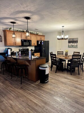 Fridge, microwave, oven, stovetop - Enjoy sunsets, swimming & boating from the dock. Sports TV pkg. to enjoy (Hollister)