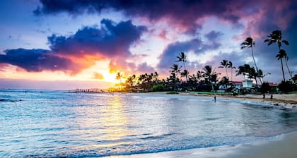 5 Bed/5 Bath Craftsman Home with large lanai, Central A/C. Close to Beach.