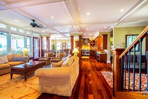 Smart-TV, DVD-spiller, bøker og stereoanlegg