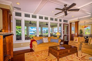 Smart-TV, DVD-spiller, bøker og stereoanlegg