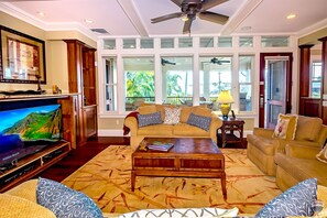 Smart-TV, DVD-spiller, bøker og stereoanlegg