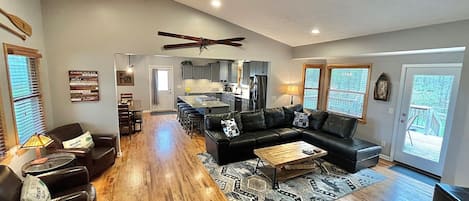 Smart-TV, Kamin, Videospiele, Bücher