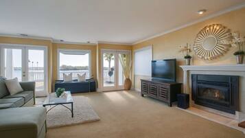 Una televisión, una chimenea, un reproductor estéreo