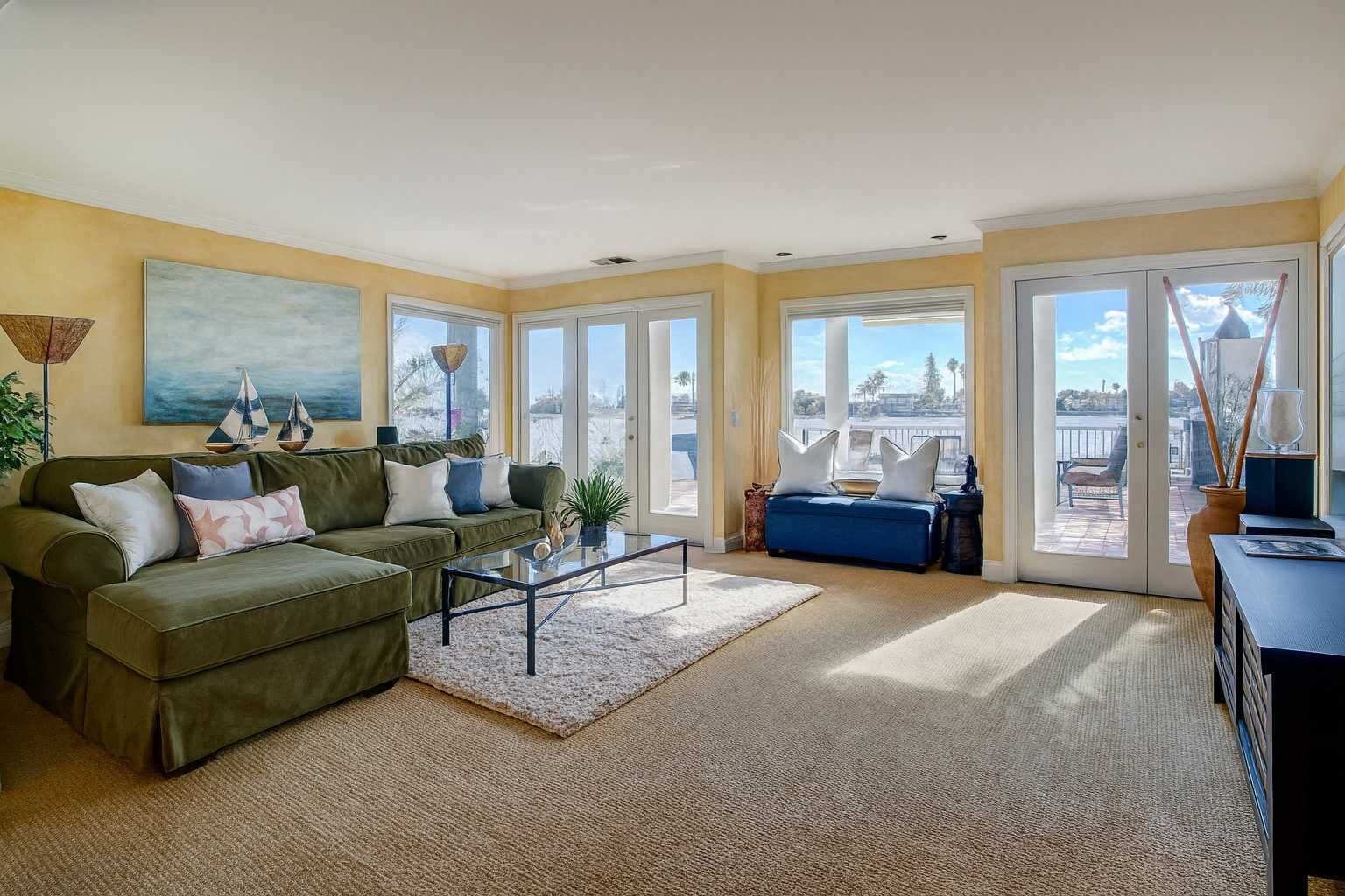 Una televisión, una chimenea, un reproductor estéreo