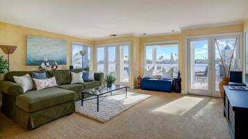 Una televisión, una chimenea, un reproductor estéreo