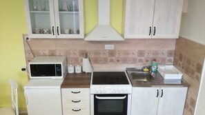 Kjøleskap, mikrobølgeovn, ovn og kokeplater