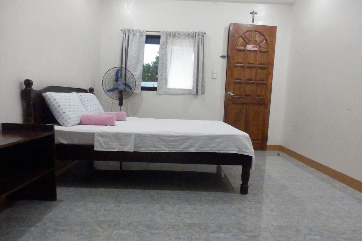 Escritorio, wifi gratis y ropa de cama 