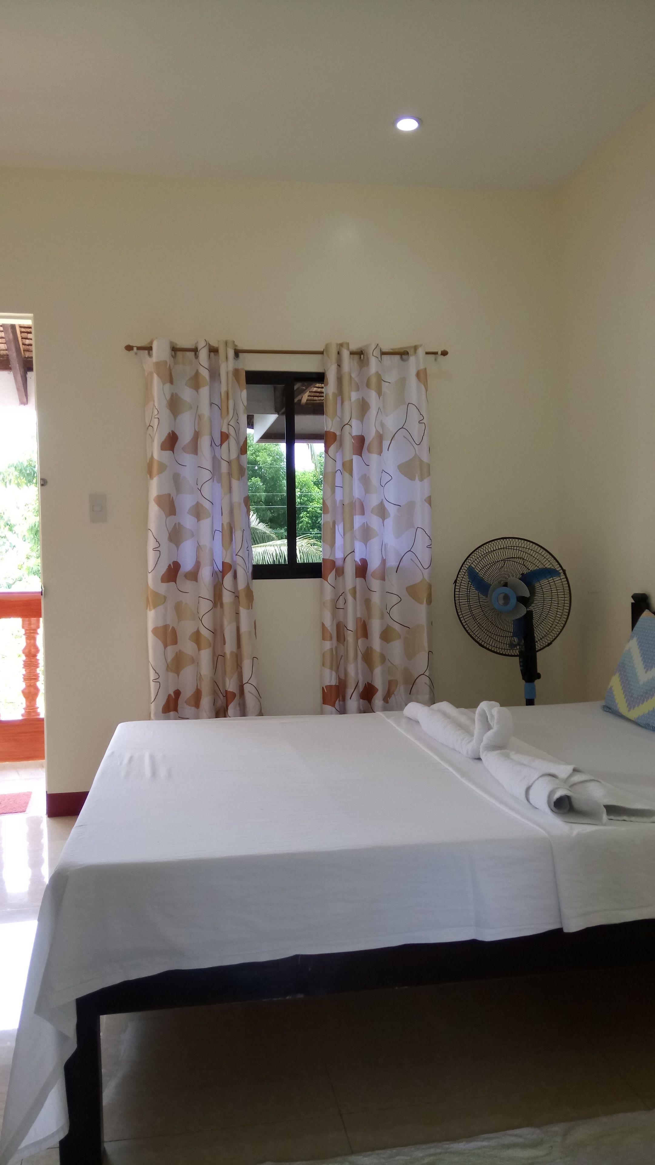 fan room | desk, free wifi, bed sheets