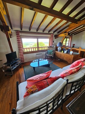 TV connectée, lecteur de DVD, livres, médiathèque