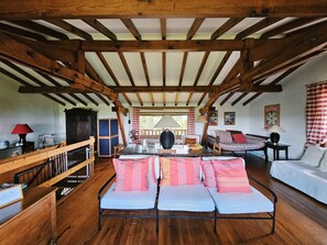 Smart-TV, DVD-spiller, bøker og musikkbibliotek