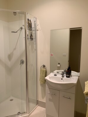 Dobbeltværelse | Badeværelse | Bruser, gratis toiletartikler, hårtørrer, håndklæder