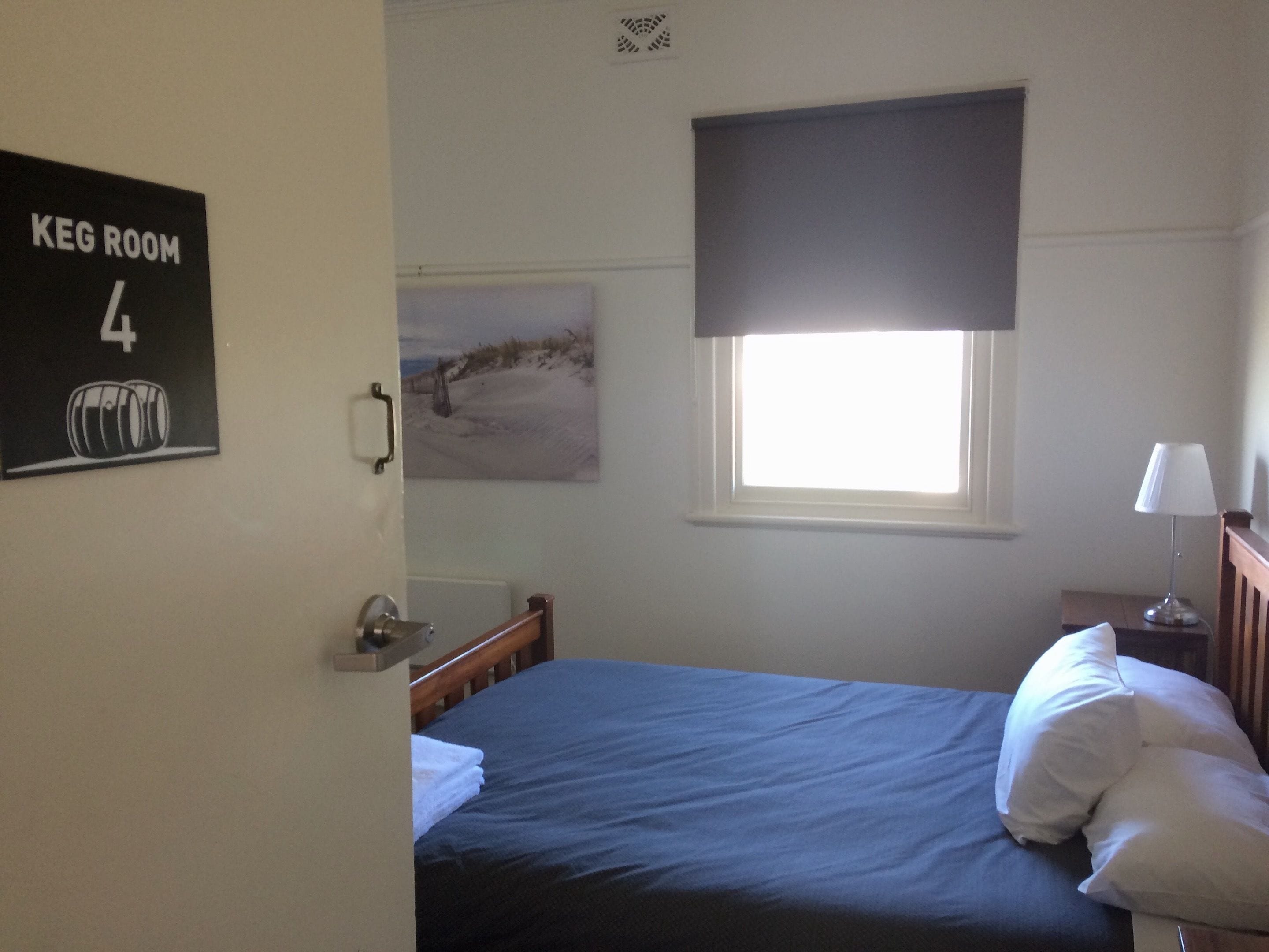 Habitación familiar, baño compartido | Baño | Ducha y toallas