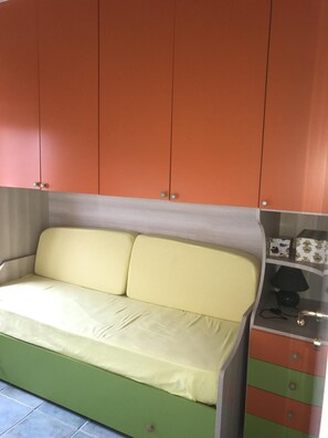 3 bedrooms, travel cot, free WiFi, bed sheets
