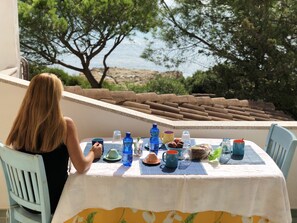 Outdoor dining - House with direct access to the beach (Cala Liberotto)