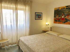 3 bedrooms, travel cot, free WiFi, bed sheets