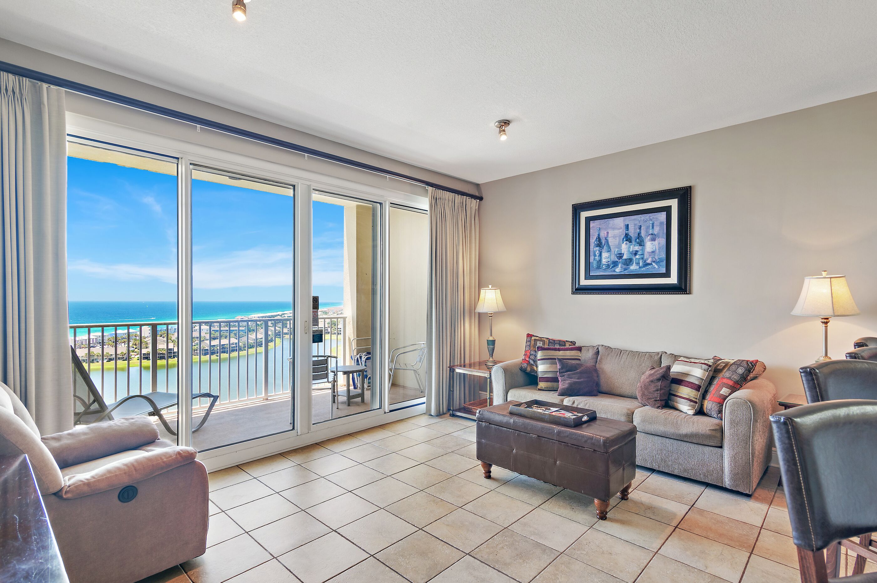 Smart TV, DVD player, livros, aparelho de som