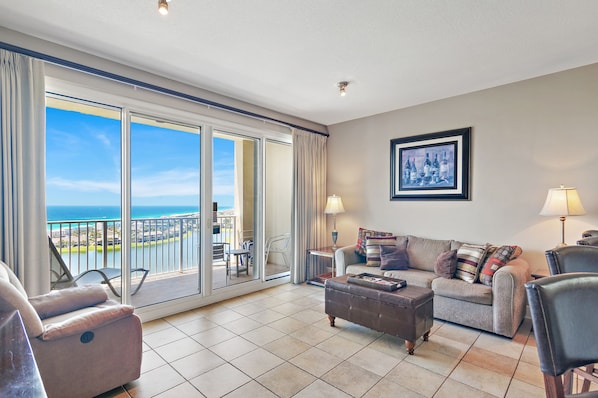 Smart-TV, DVD-Player, Bücher, Stereoanlage