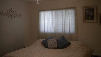 4 bedrooms, iron/ironing board, WiFi, bed sheets