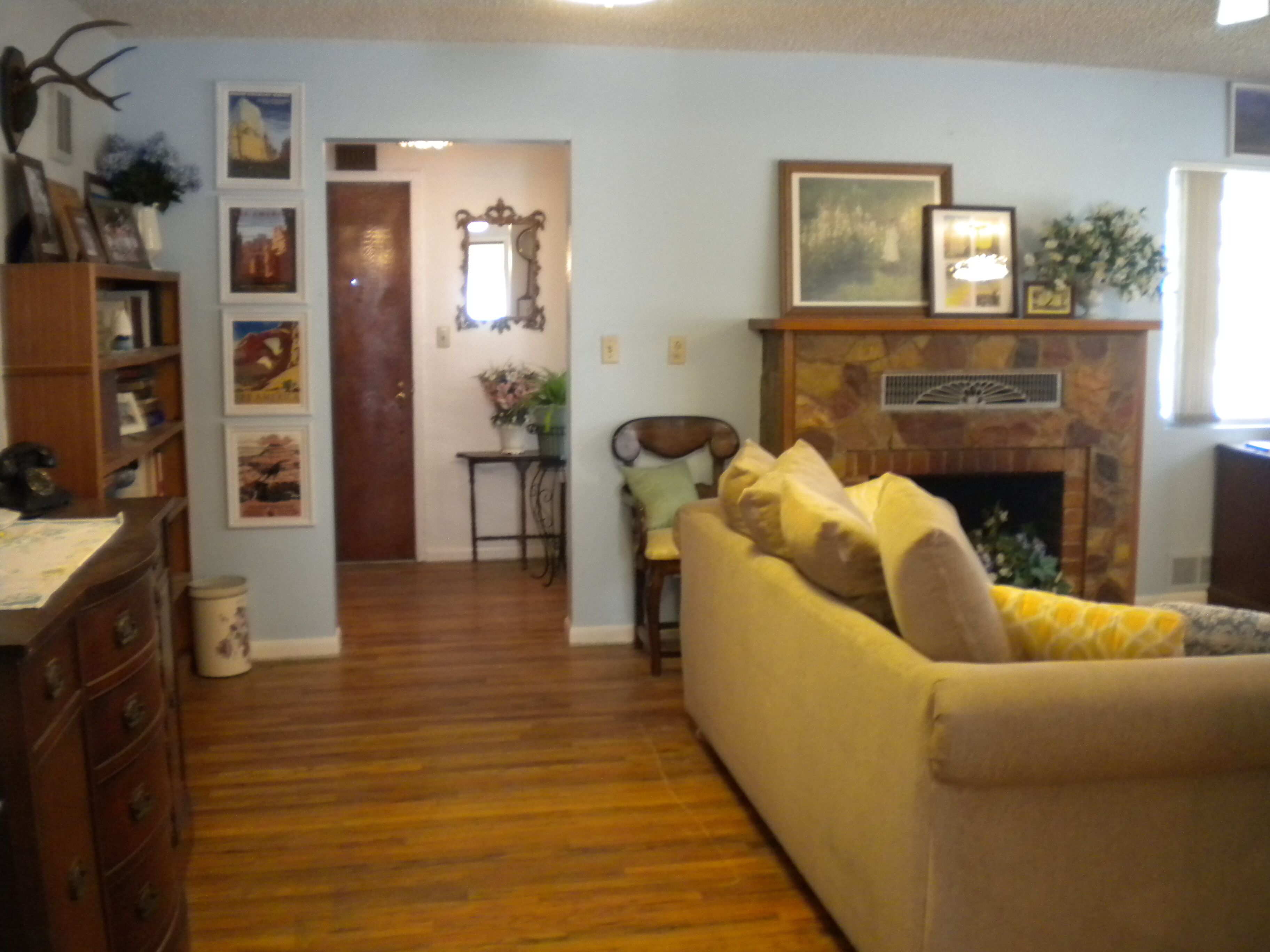 Smart TV, books, stereo