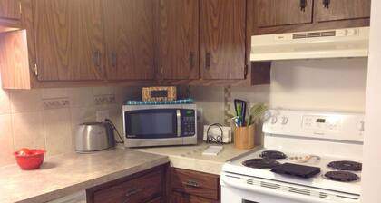 2 Bedroom renovated townehouse, #5 , Beautifully decorated at Garfield House