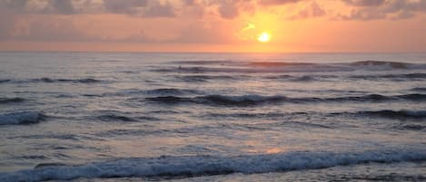 Sulla spiaggia, lettini da mare, teli da spiaggia
