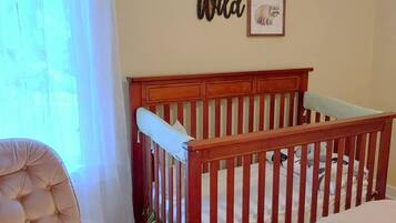 2 habitaciones, escritorio, tabla de planchar con plancha y wifi