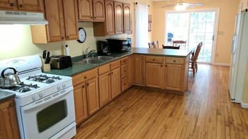 Réfrigérateur, micro-ondes, four, cafetière/bouilloire