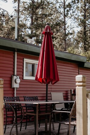Outdoor dining - Cozy Creekside Cottage  (Custer)