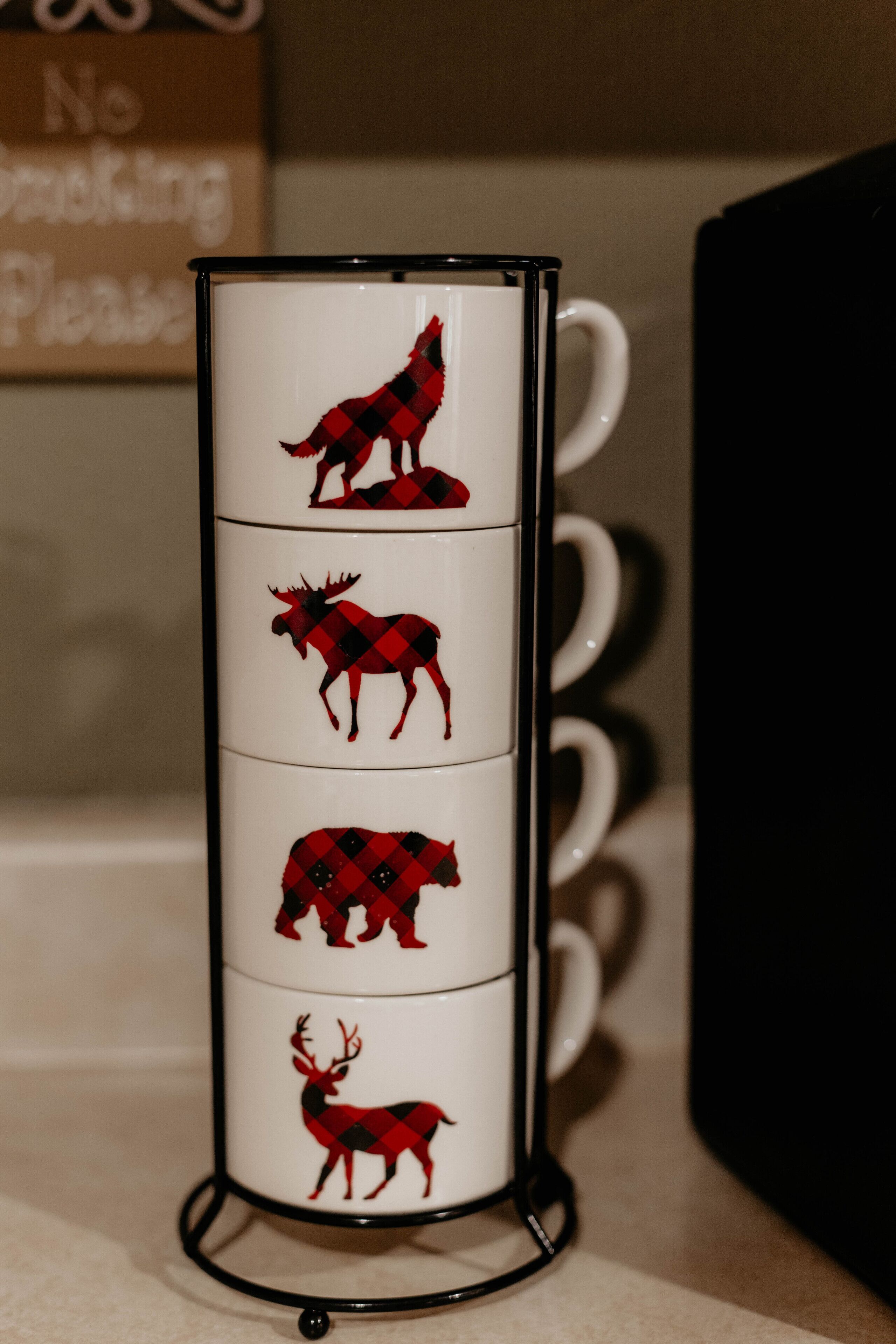 Un porte-tasse vertical orné de quatre motifs représentant des animaux.