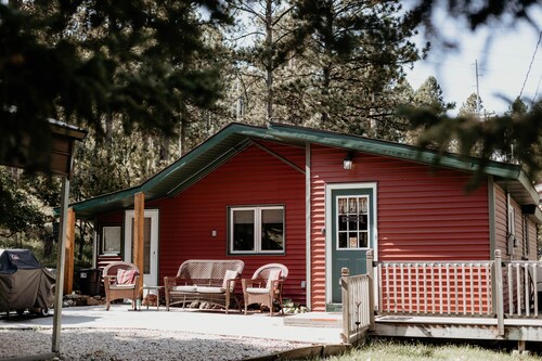 Cozy Creekside Cottage 