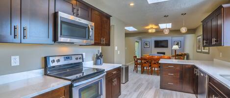 Private kitchen | Fridge, microwave, oven, stovetop