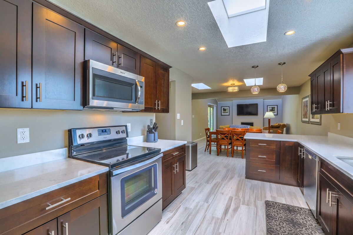 Modern Upscale with Hot Tub