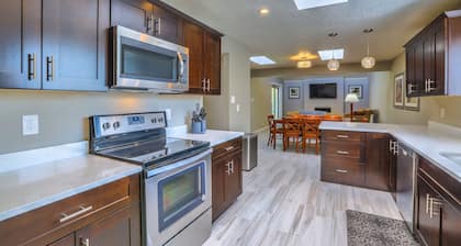 Modern Upscale with Hot Tub