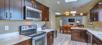 Modern Upscale with Hot Tub