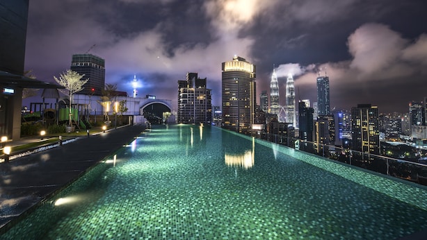 A rooftop infinity pool with a city skyline view, including a prominent tower. - Dorsett Residences Bukit Bintang at Dorsett Kuala Lumpur (Kuala Lumpur)