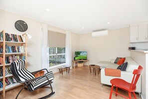 Rosie's (Tri bunk) | Living area - Rosie's (Port Willunga)