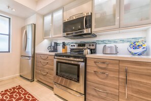 Fridge, microwave, oven, stovetop - It’s all about the perfect location! (Palm Springs)