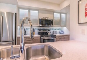 Jääkaappi, mikroaaltouuni, uuni, liesi