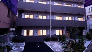 施設の正面 (日没後)