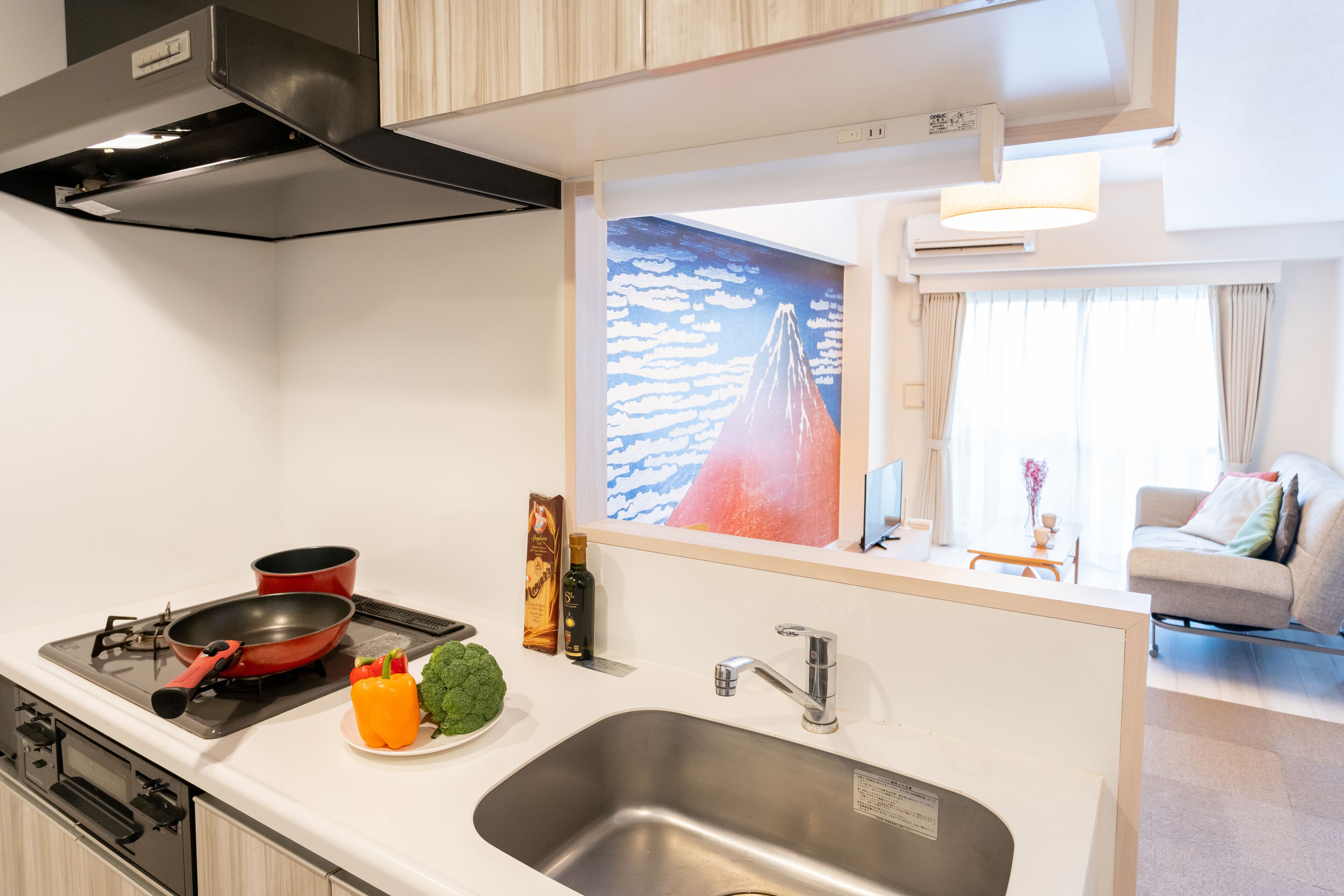 Habitación Deluxe | Cocina privada | Refrigerador, microondas, parrilla de estufa y tetera eléctrica 