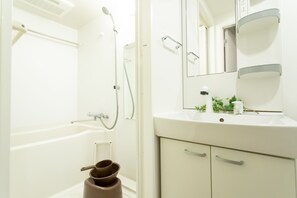 Badewanne und Dusche (separat), umweltfreundliche Kosmetikartikel