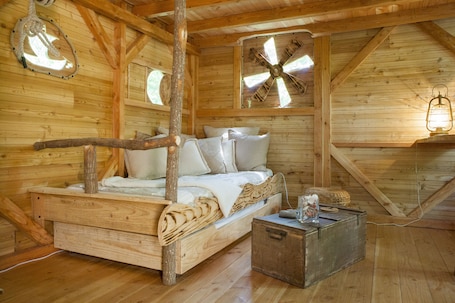 1 bedroom, bed sheets. Fisherman Tree house & SPA - France Loire Valley - for Family / with confort