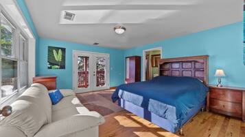 6 bedrooms, desk, iron/ironing board, travel crib