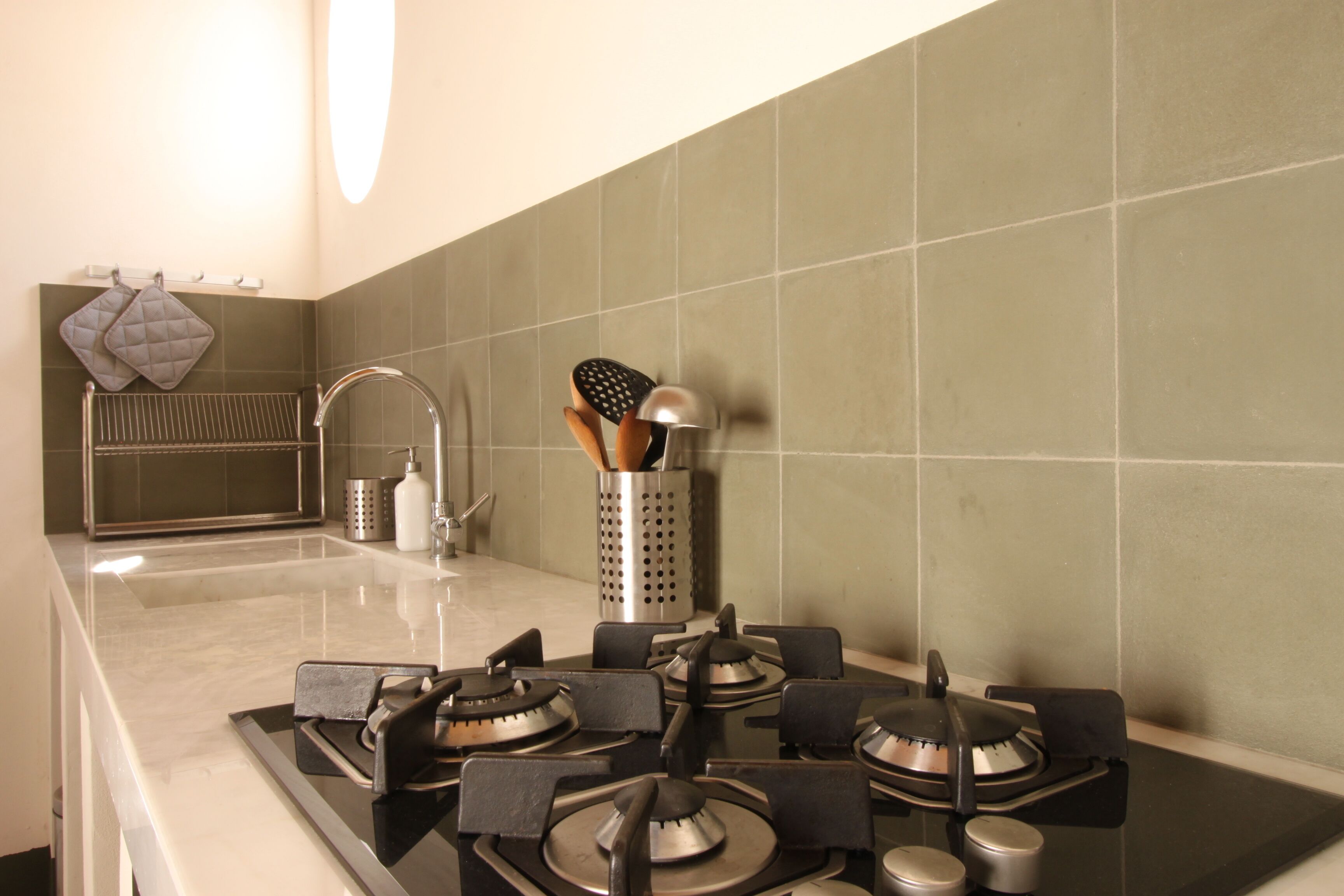 Frigorifero, macchina per tè/caffè, seggiolone