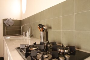 Kylskåp, kaffe- och tebryggare, barnstol och grytor/köksredskap