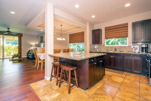 Kylskåp, mikrovågsugn, ugn och spishäll