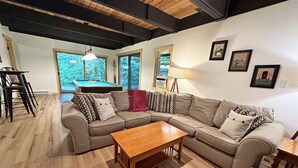 Smart TV, fireplace - Classic VT Ski Chalet - Walkable to Okemo Ski Lift w/Fit Pit & Pool Table (Ludlow)