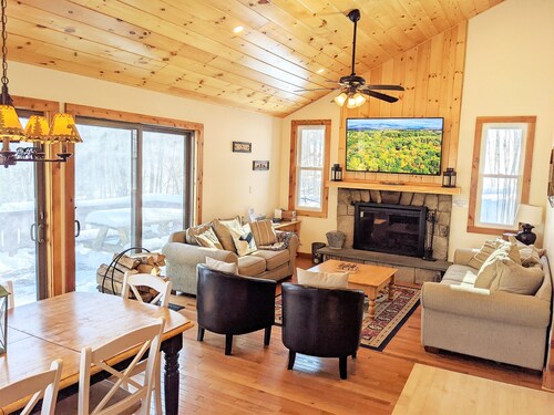 Classic VT Ski Chalet - Walkable to Okemo Ski Lift w/Fit Pit & Pool Table